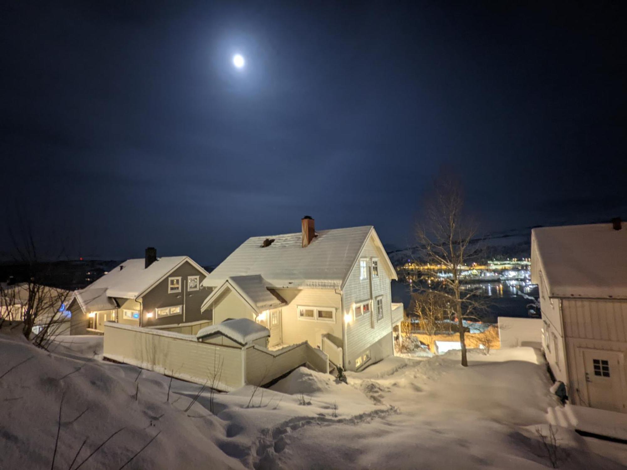 Loftsleilighet,havutsikt,balkong,gratis Parkering *